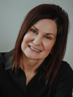 Teri Lund headshot